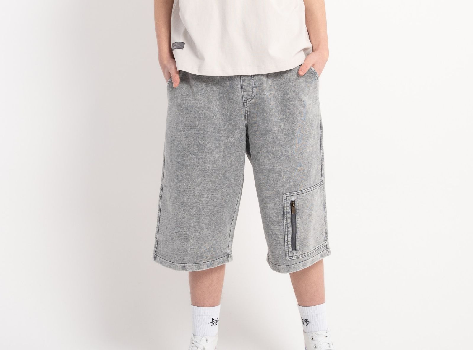 Jasnoszare krótkie spodenki z efektem sprania model JORTS