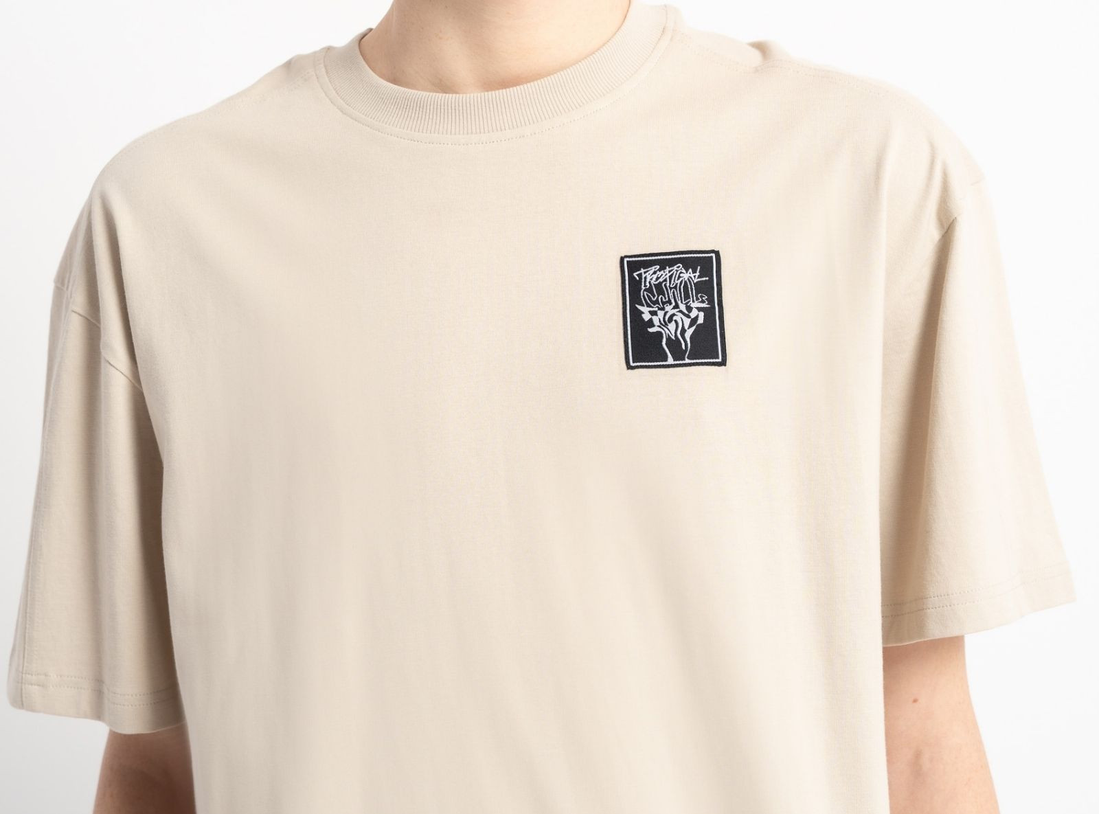 Kremowy t-shirt z autorską grafiką z tyłu Kremowy t-shirt z autorską grafiką z tyłu