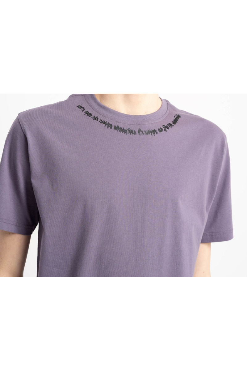 Fioletowy t-shirt REGULAR z minimalistycznym nadrukiem przy dekolcie, fioletowy