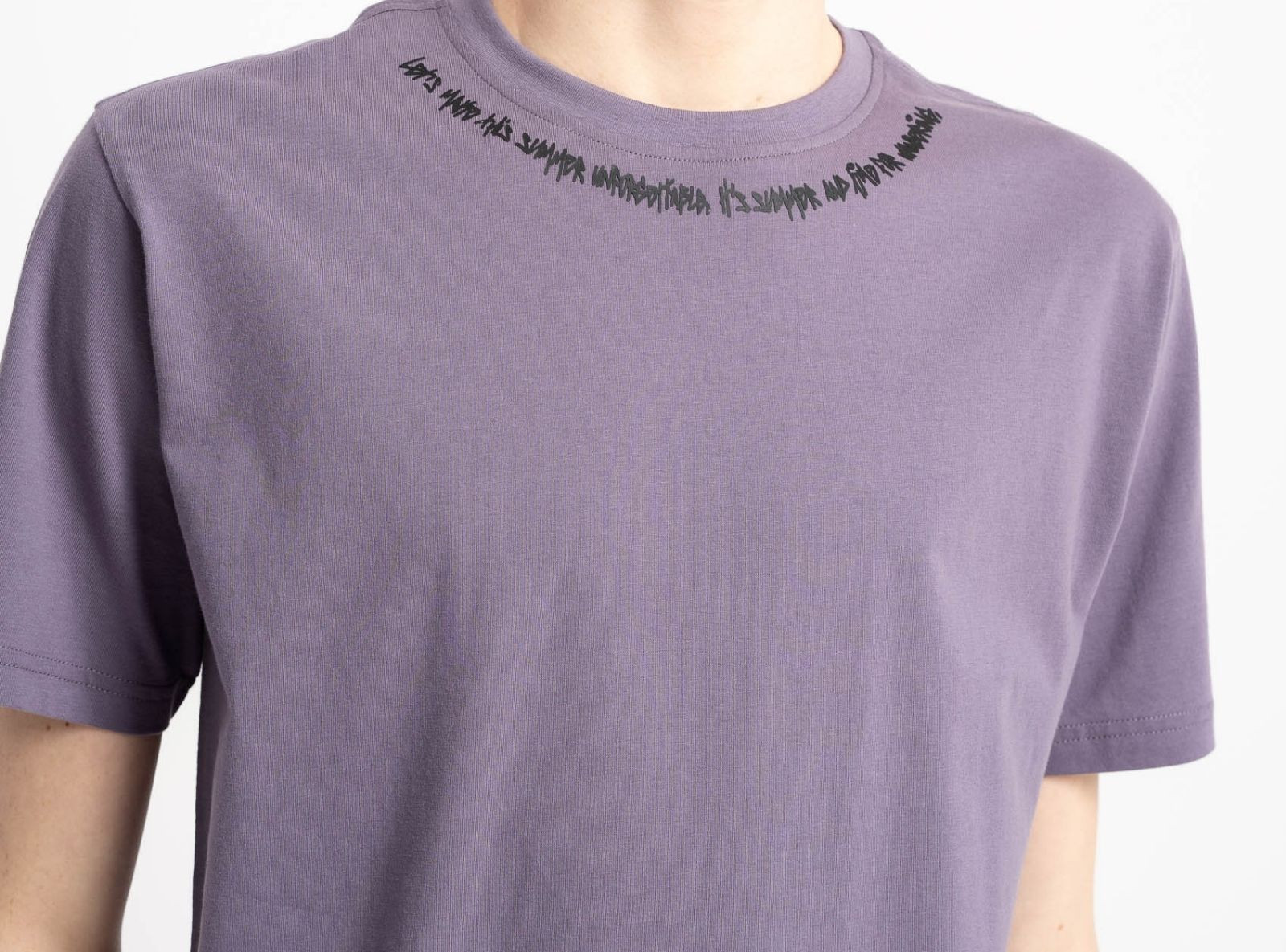 Fioletowy t-shirt z minimalistycznym nadrukiem przy dekolcie