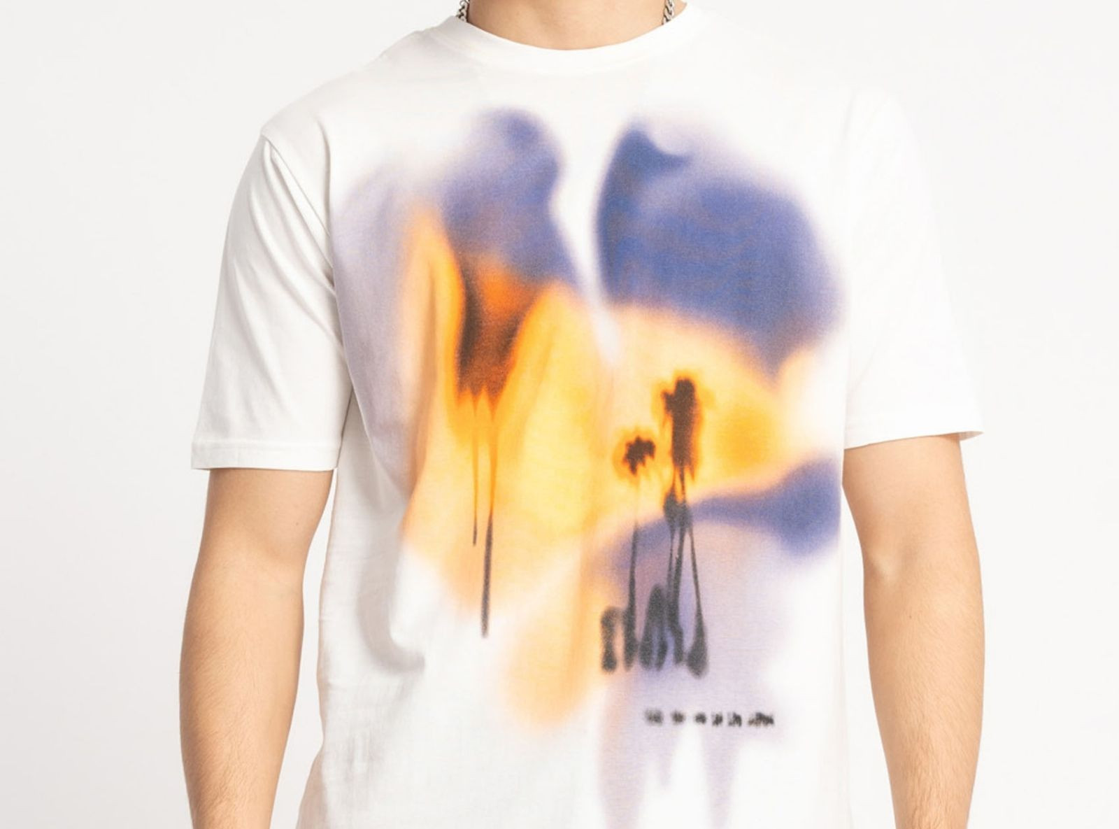 Kremowy t-shirt z autorską grafiką z przodu