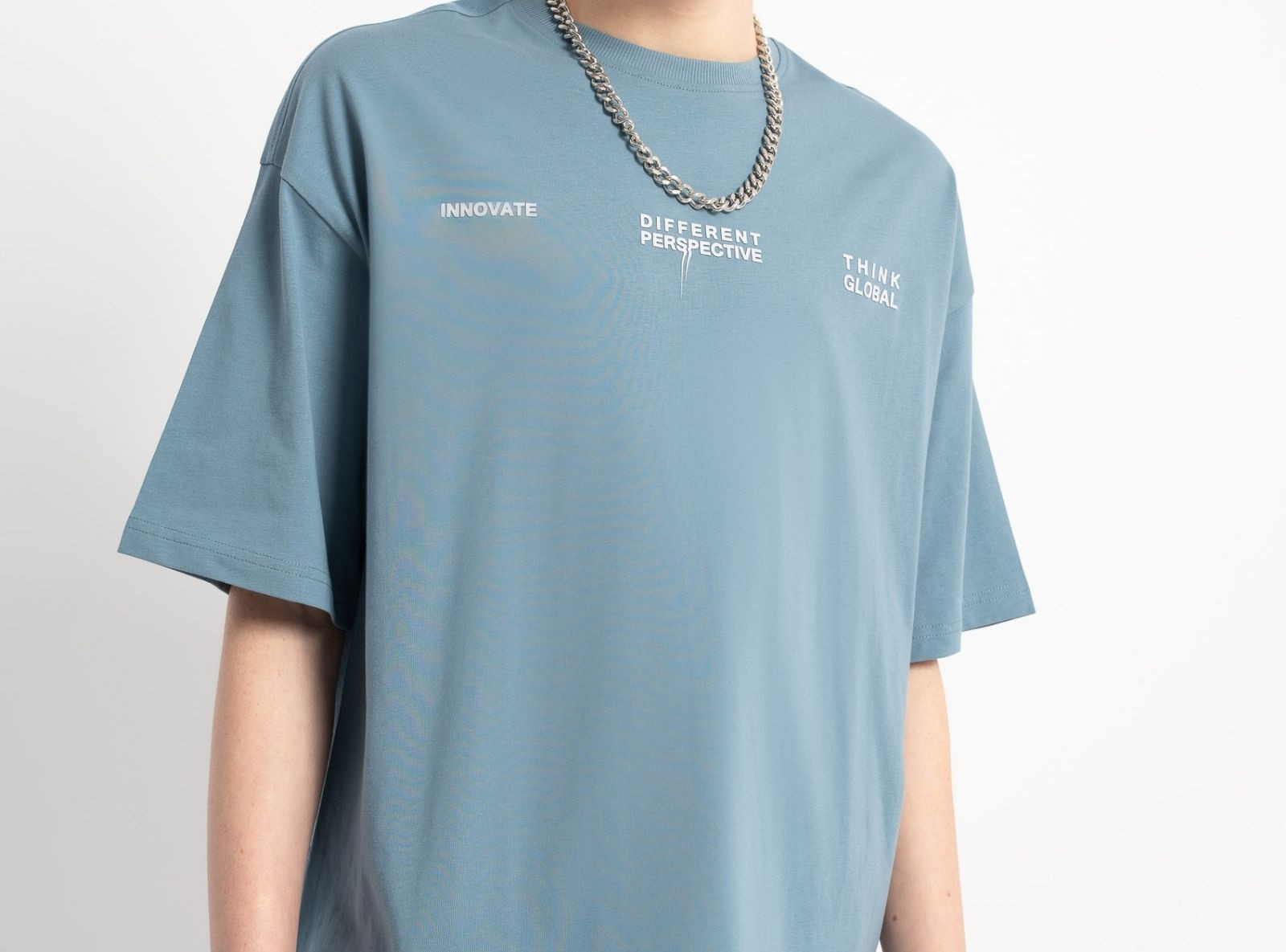 Niebieski t-shirt BOXY z minimalistyczną grafiką z przodu