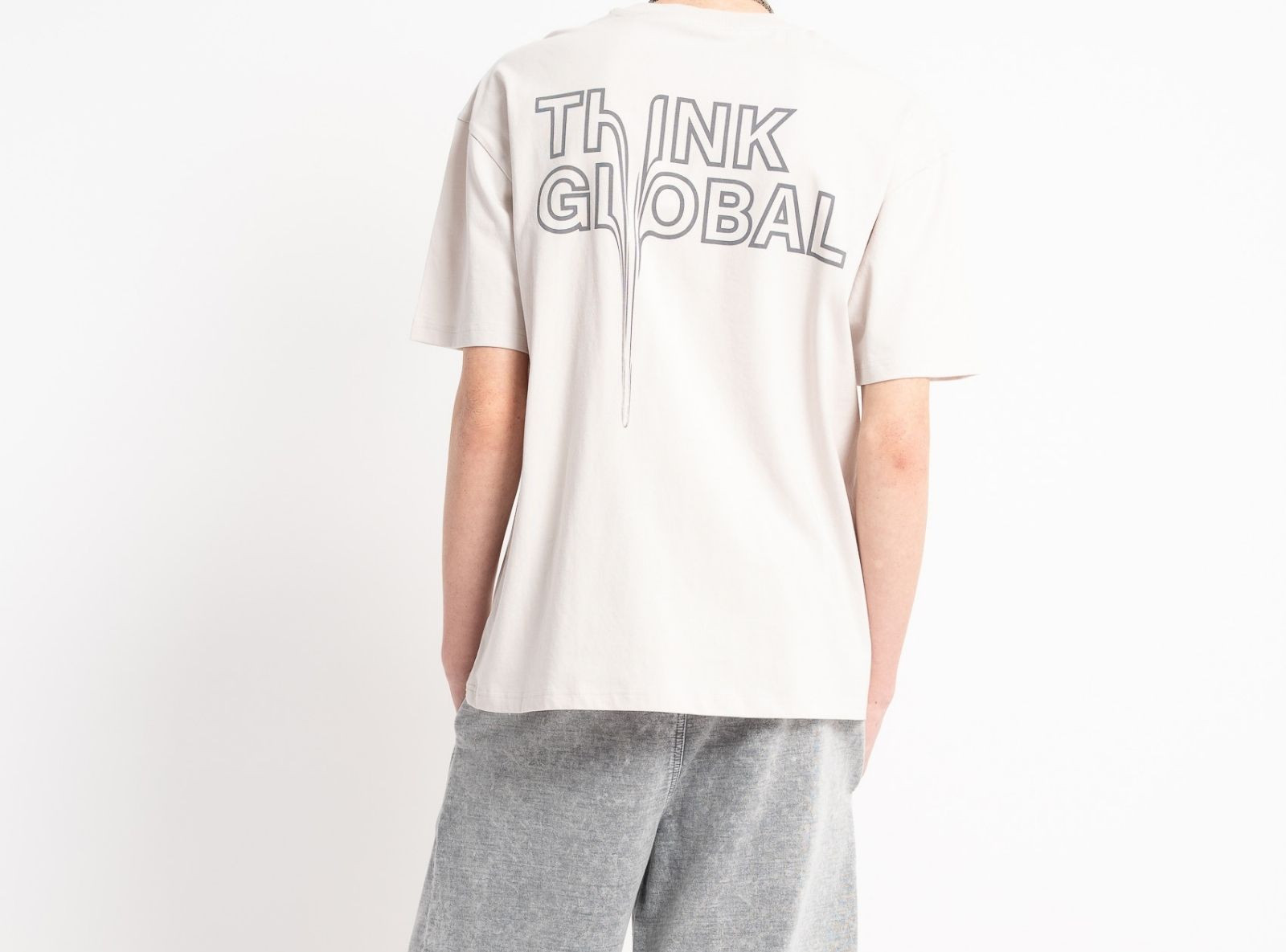 Jasnoszary t-shirt z autorską grafiką z tyłu