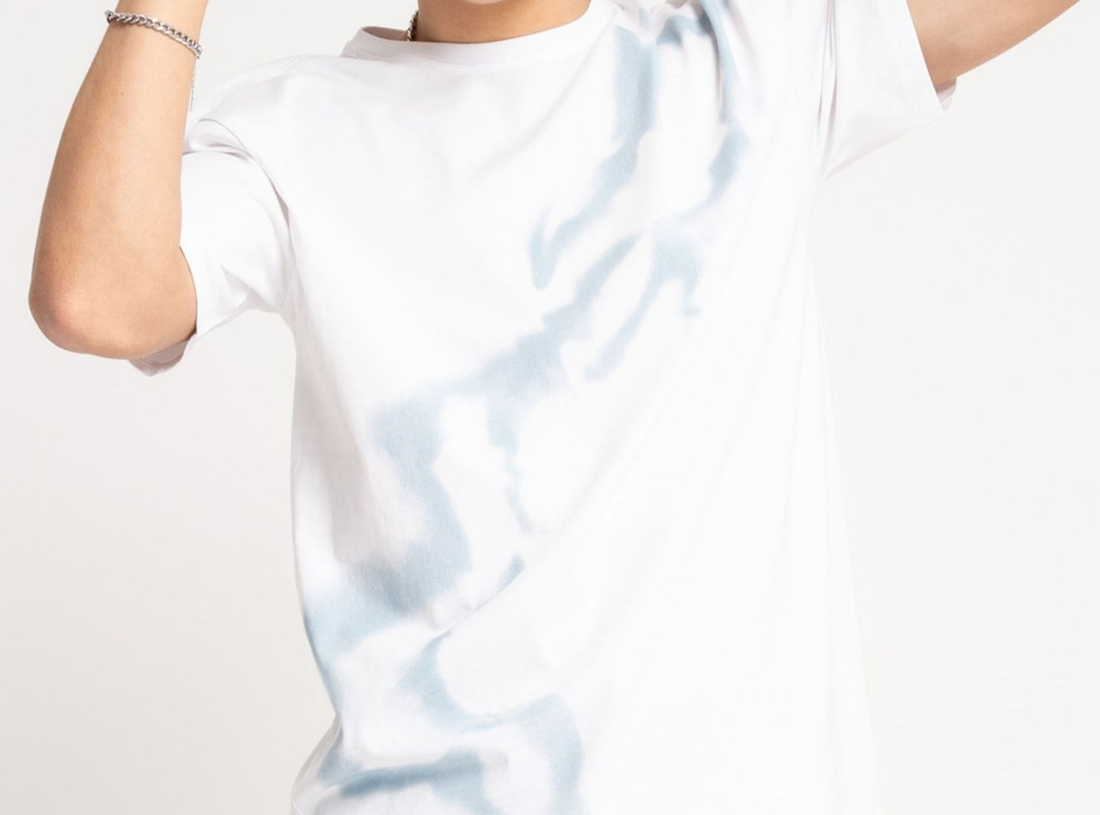 Biały t-shirt z autorską grafiką z przodu