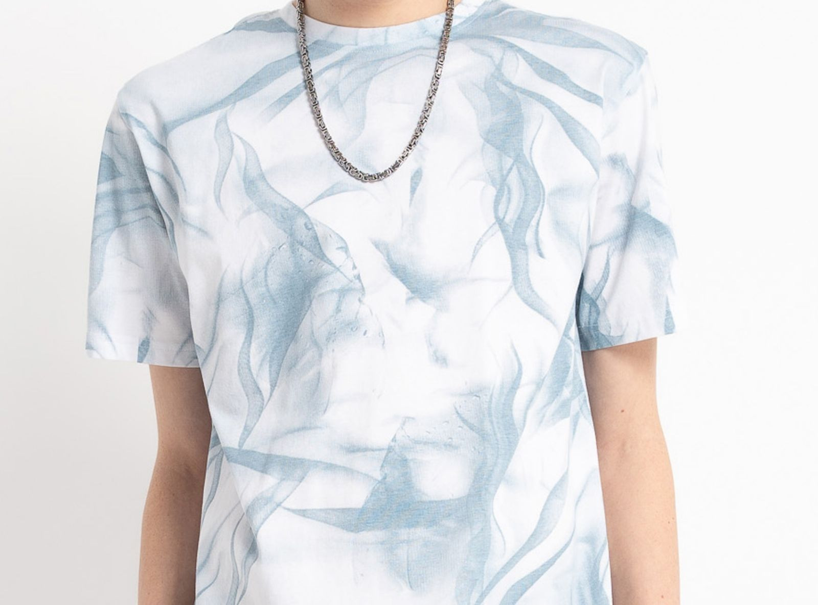 Biały t-shirt z niebieskim nadrukiem na całości Biały t-shirt z niebieskim nadrukiem na całości