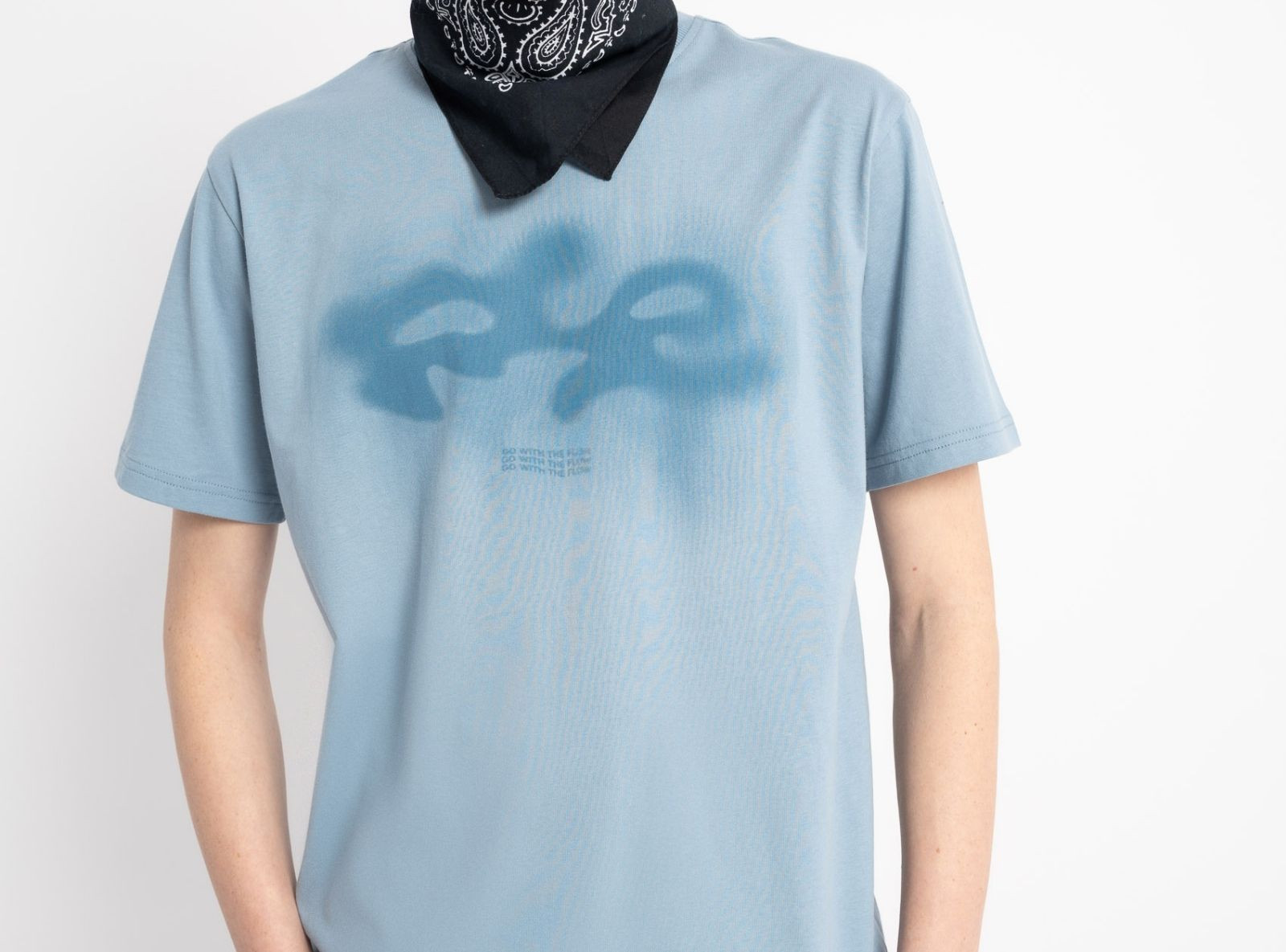 Niebieski t-shirt z autorską grafiką z przodu