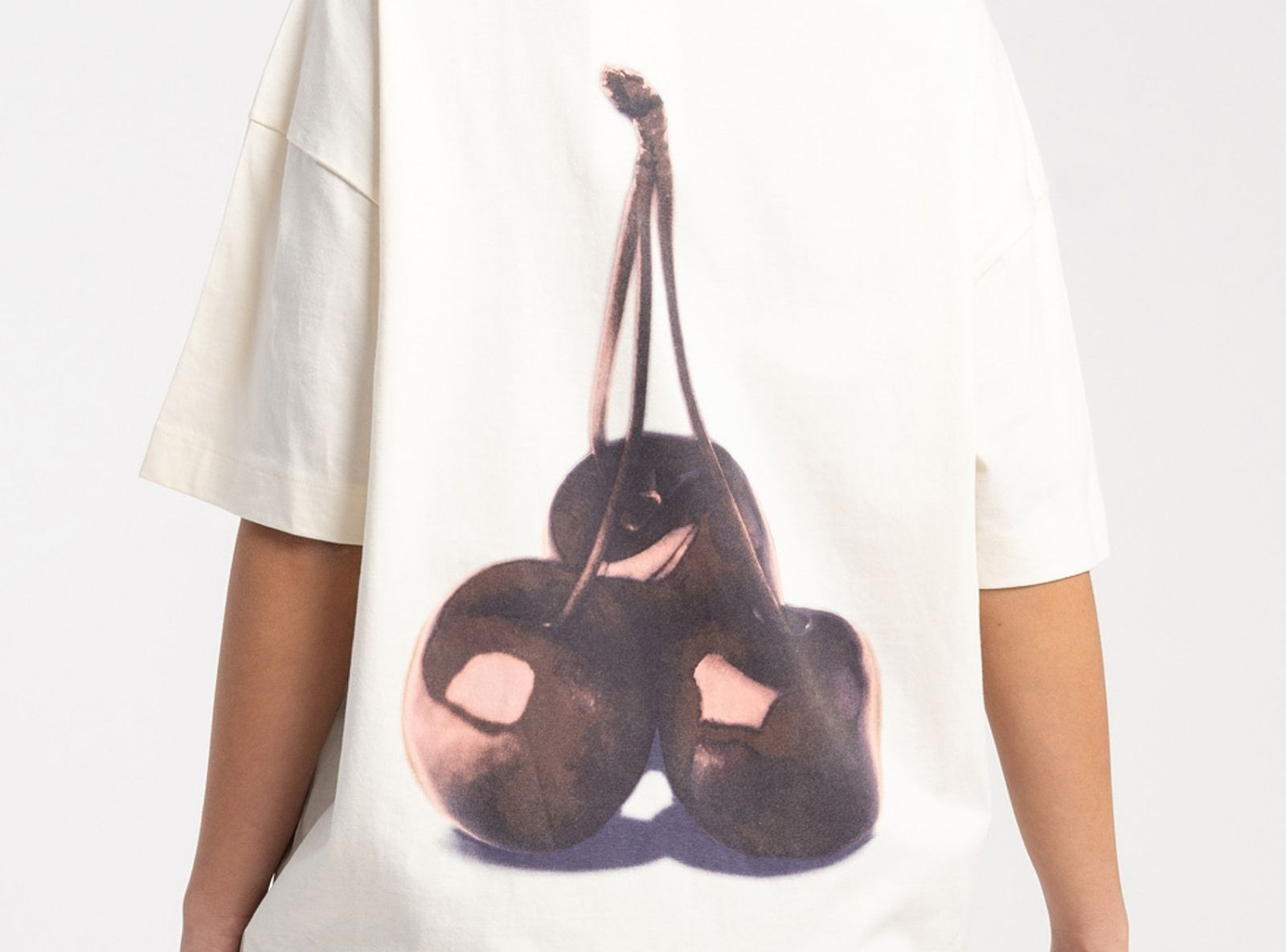 Kremowy t-shirt oversize z autorską grafiką z tyłu