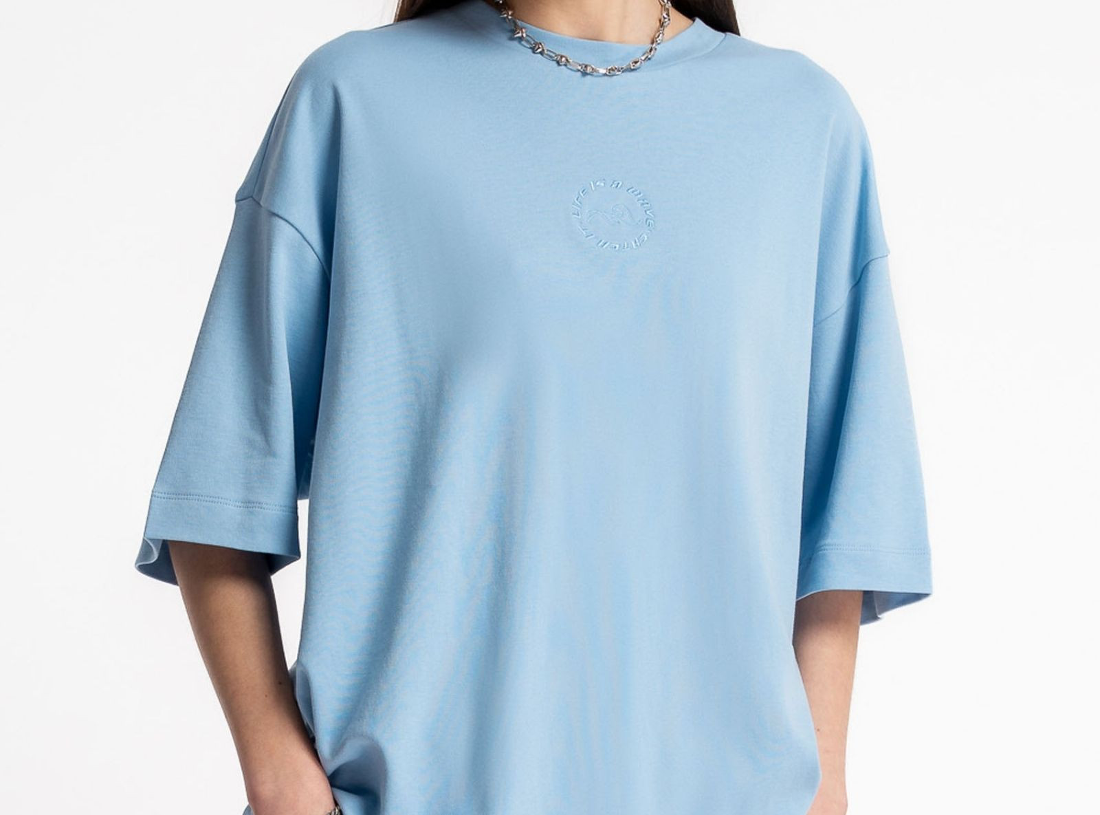 Niebieski t-shirt z minimalistycznym haftem z przodu