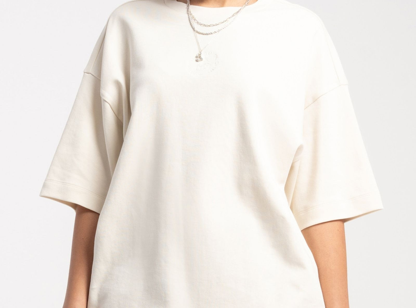 Kremowy t-shirt z minimalistycznym haftem z przodu