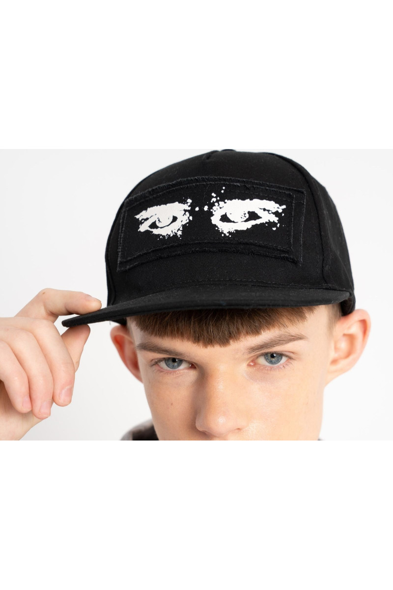 Czarna czapka z daszkiem z naszywką z przodu, czarny