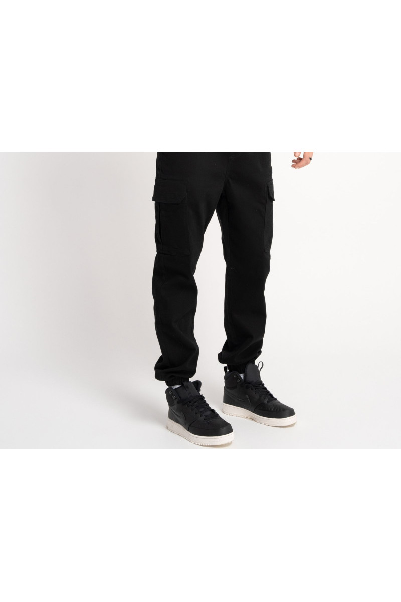 Czarne spodnie typu joggery z naszywanymi kieszeniami, czarny
