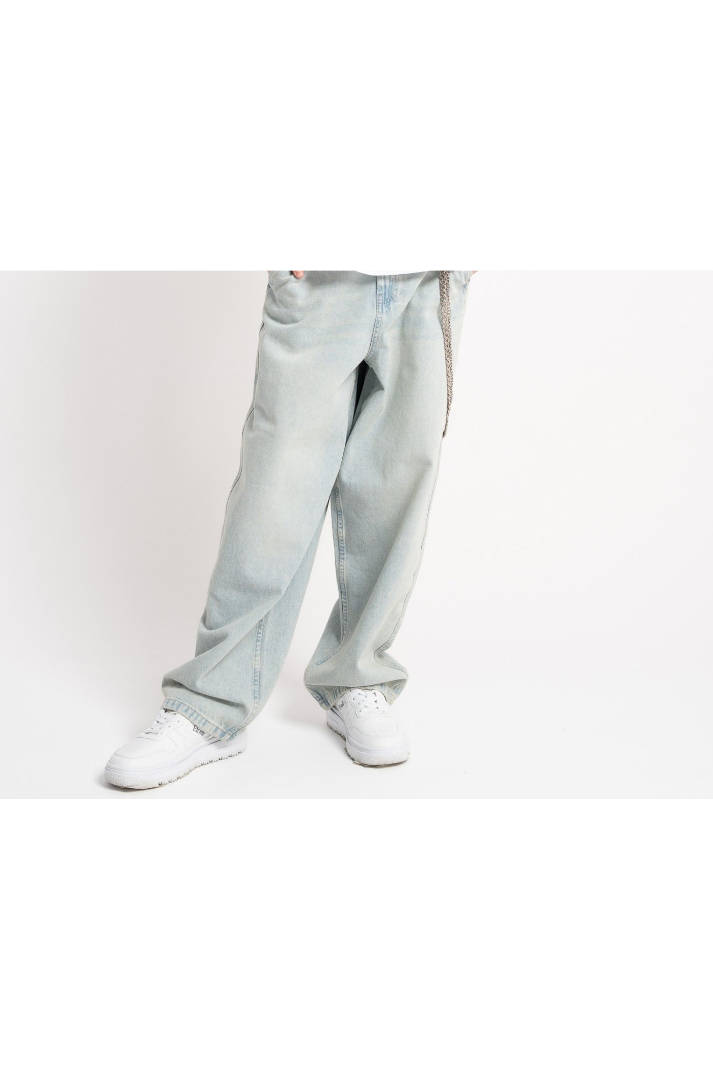 Jasnoniebieskie spodnie jeansowe o kroju BAGGY