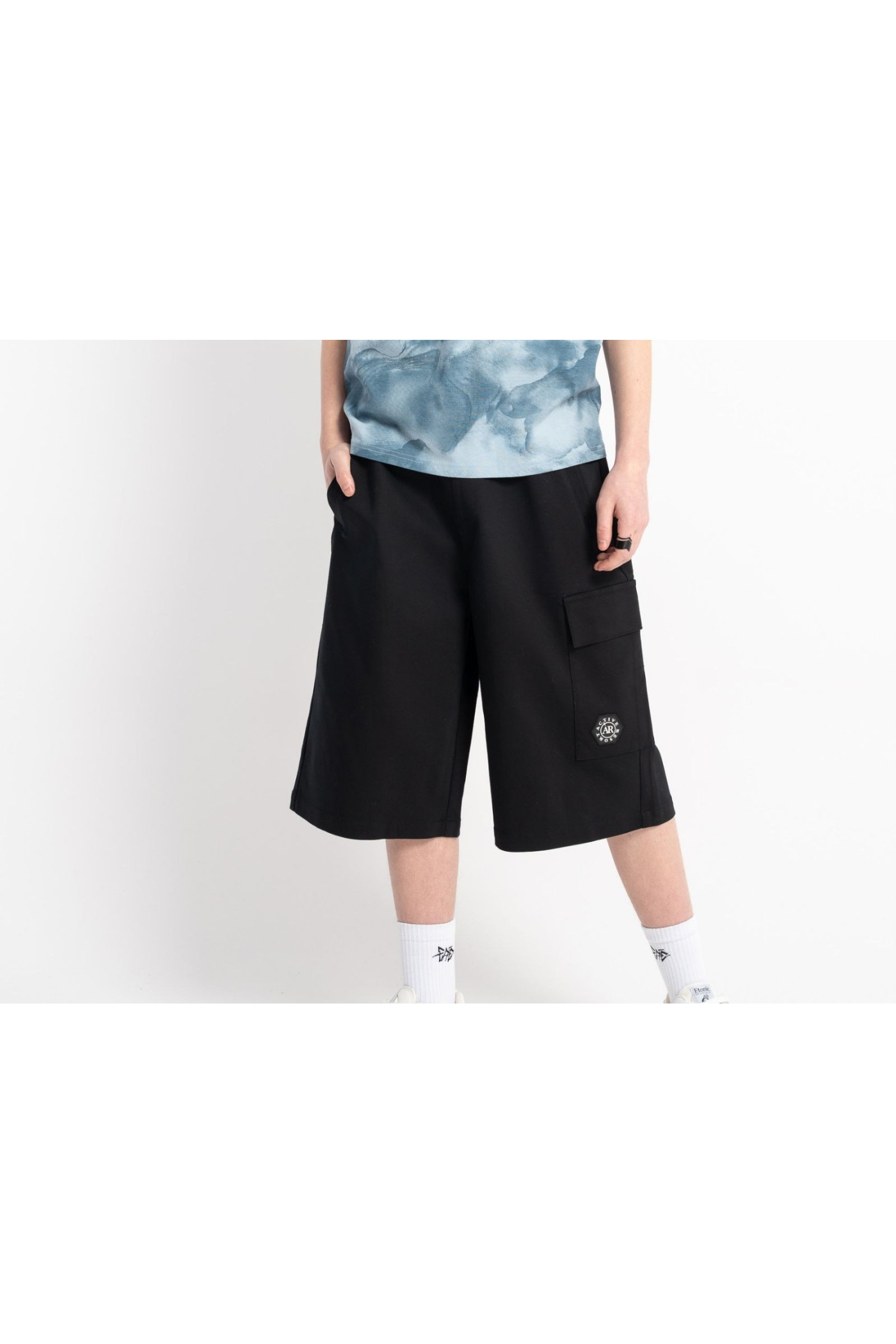 Czarne krótkie spodenki model JORTS z kieszenią na nogawce