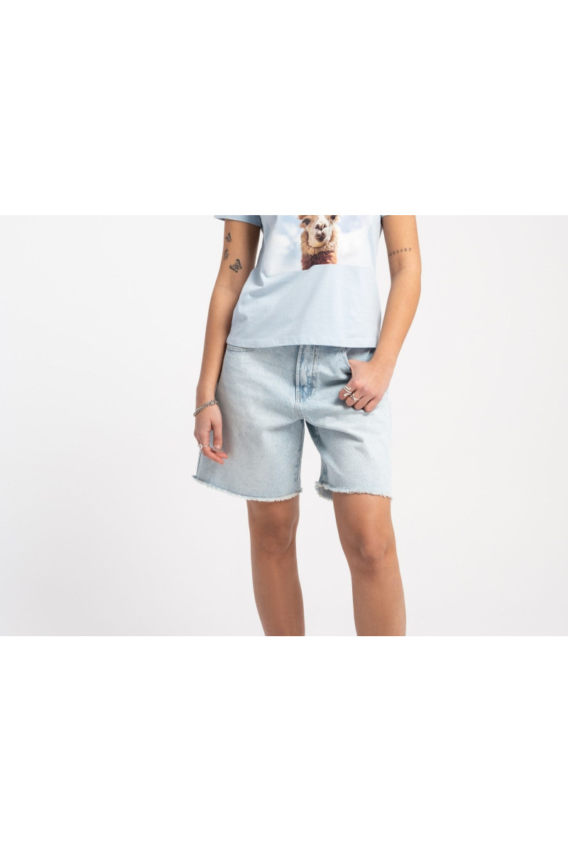 Jasnoniebieskie krótkie spodenki jeansowe z efektem strzępionych nogawek, niebieski