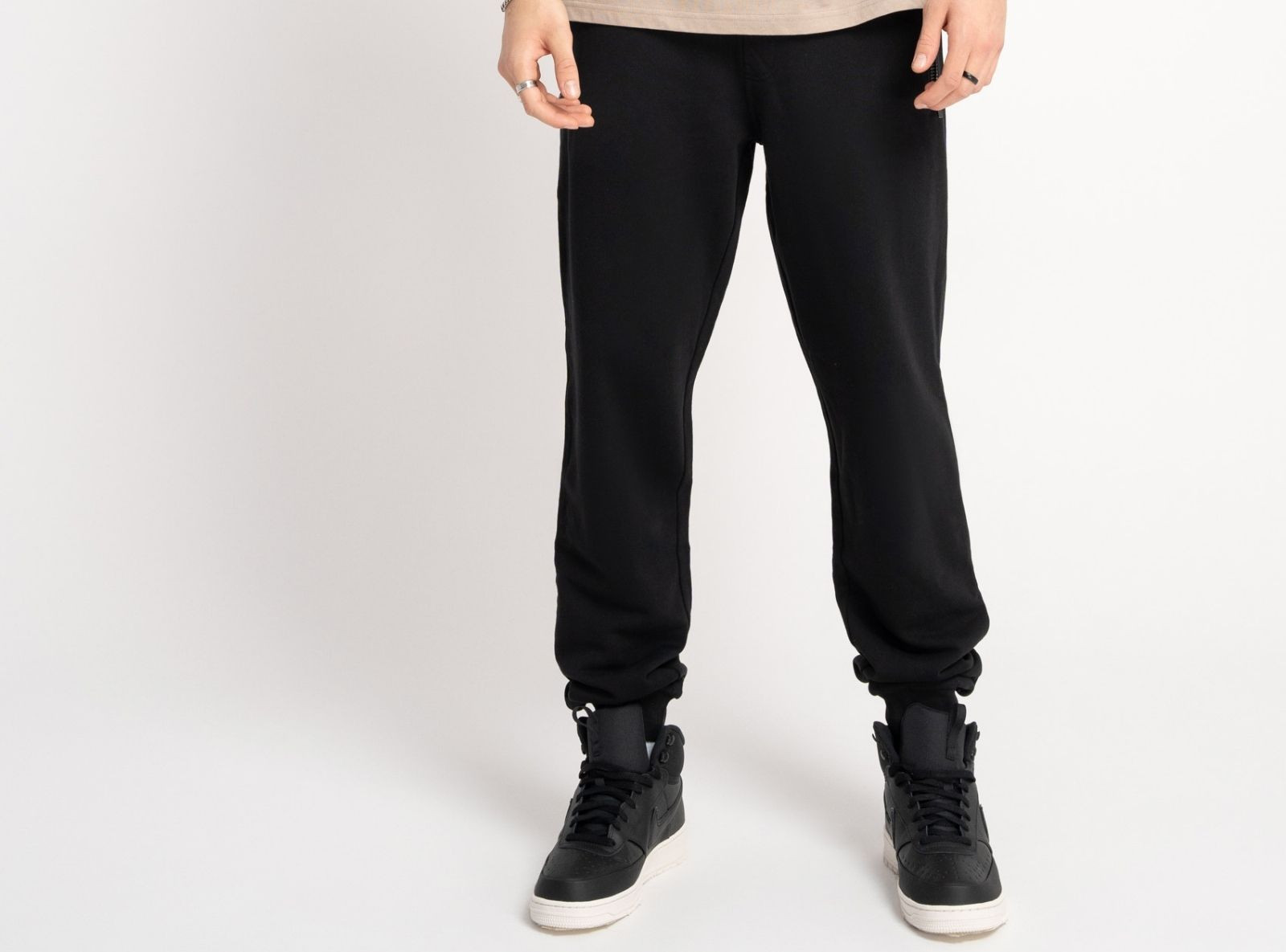 Czarne spodnie dresowe REGULAR z autorską grafiką na nogawce