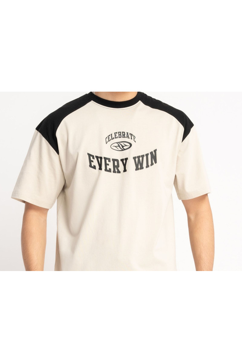 Kremowo-czarny t-shirt w stylu collage grafiką z przodu, kremowy