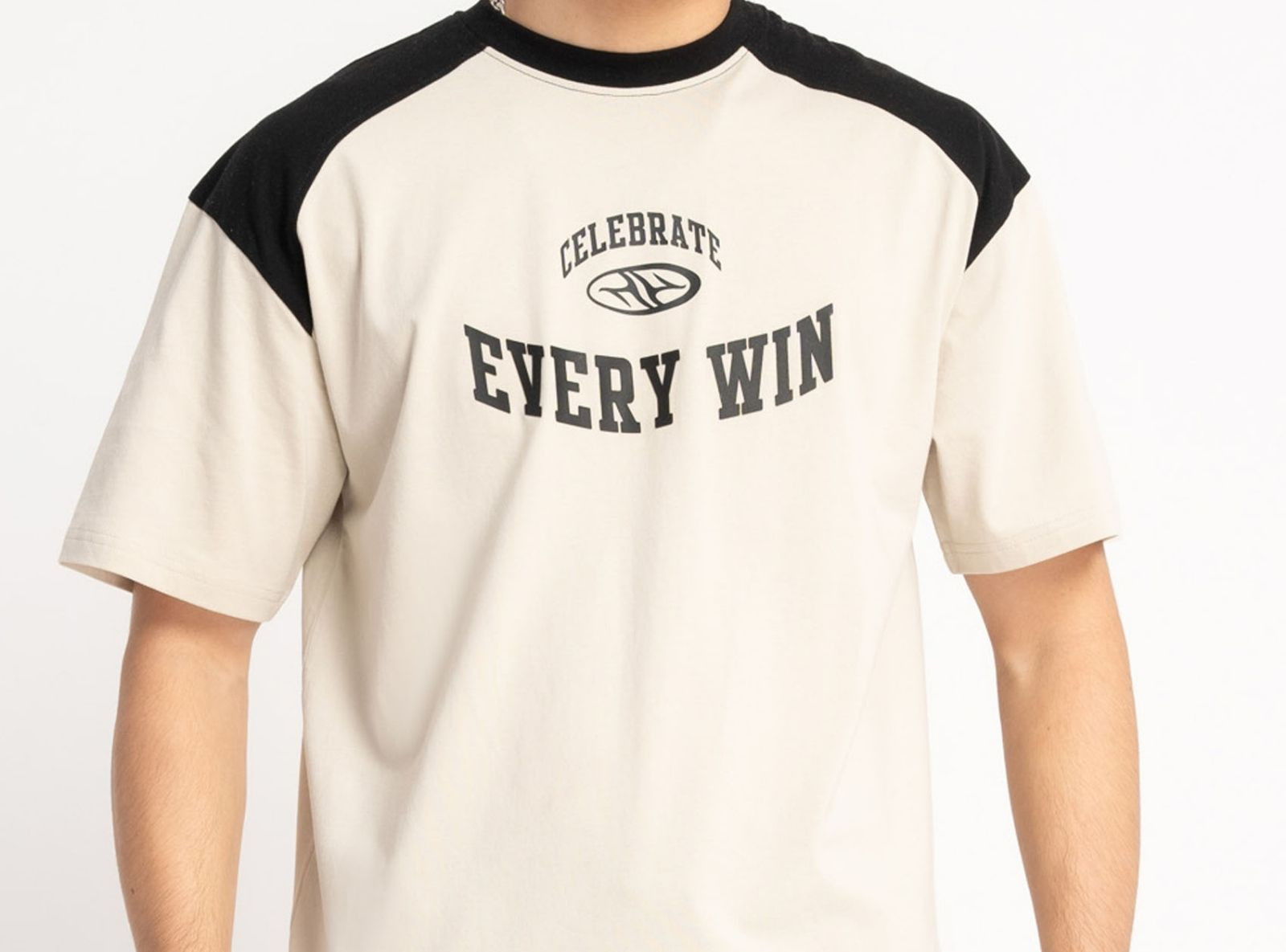 Kremowo-czarny t-shirt w stylu collage grafiką z przodu