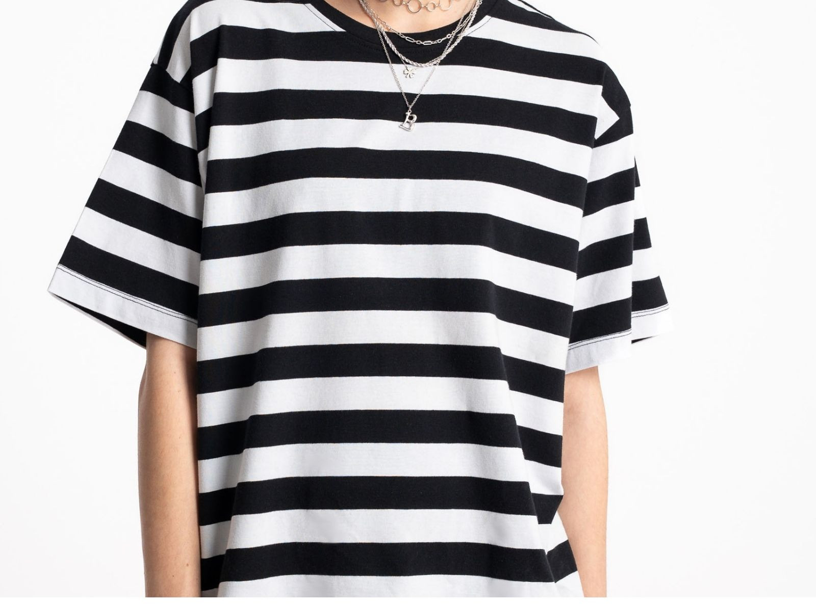 Luźny t-shirt w biało czarne pasy