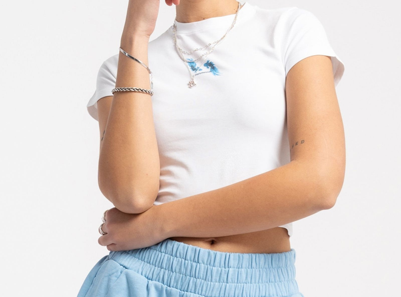 Biały CROP TOP z minimalistycznym nadrukiem