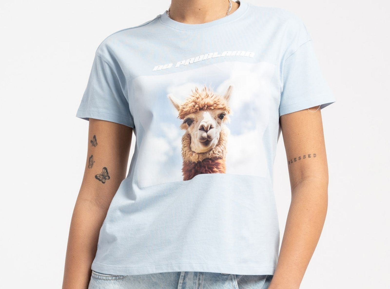 Błękitny t-shirt z autorską grafiką z przodu