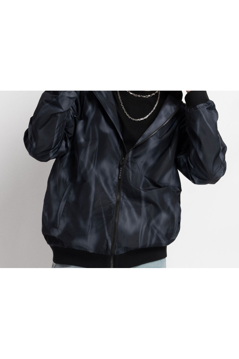 Niebieska kurtka przejściowa z kapturem z efektem cieniowania, multikolor