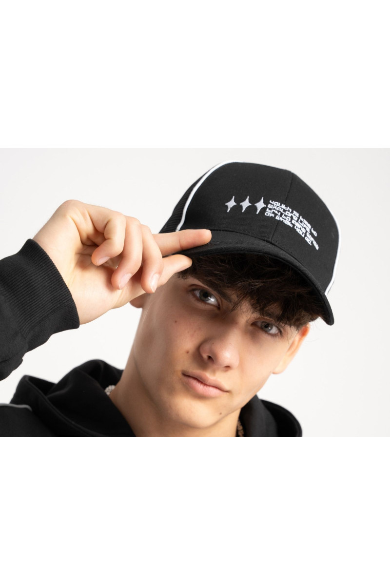 Czarna czapka z daszkiem z kontrastowym haftem z przodu, czarny