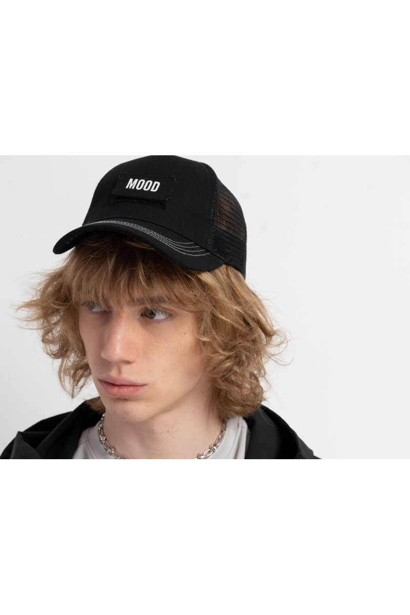 Czarna czapka z daszkiem z odpinanymi hasłami, czarny