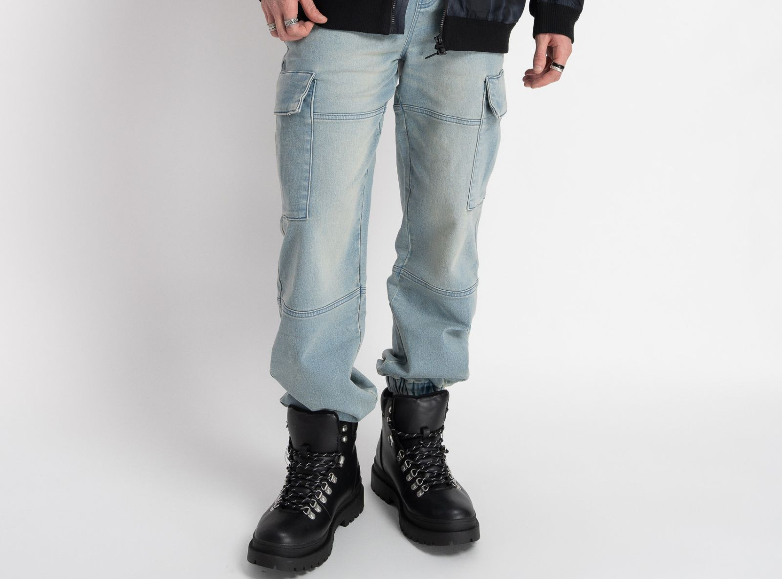 Niebieskie spodnie jeansowe typu joggery z naszywanymi kieszeniami