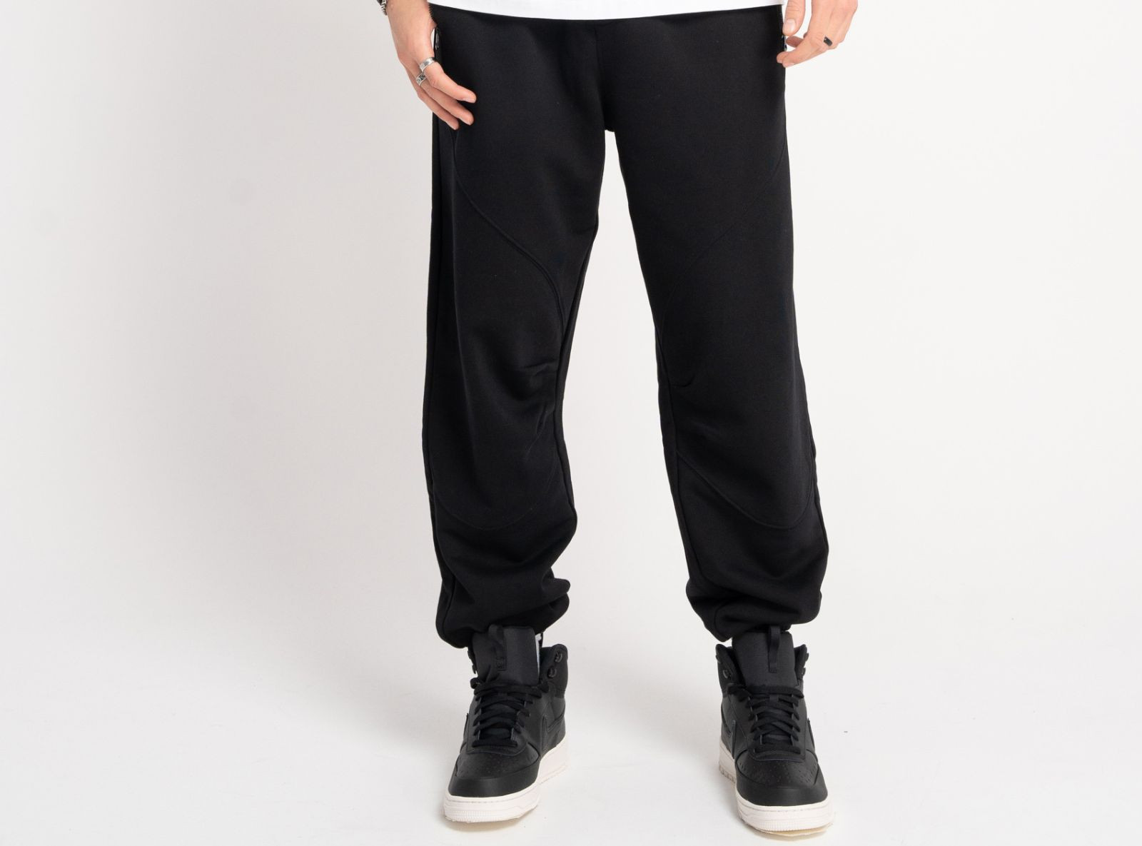Czarne spodnie dresowe z modnymi cięciami Czarne spodnie dresowe z modnymi cięciami