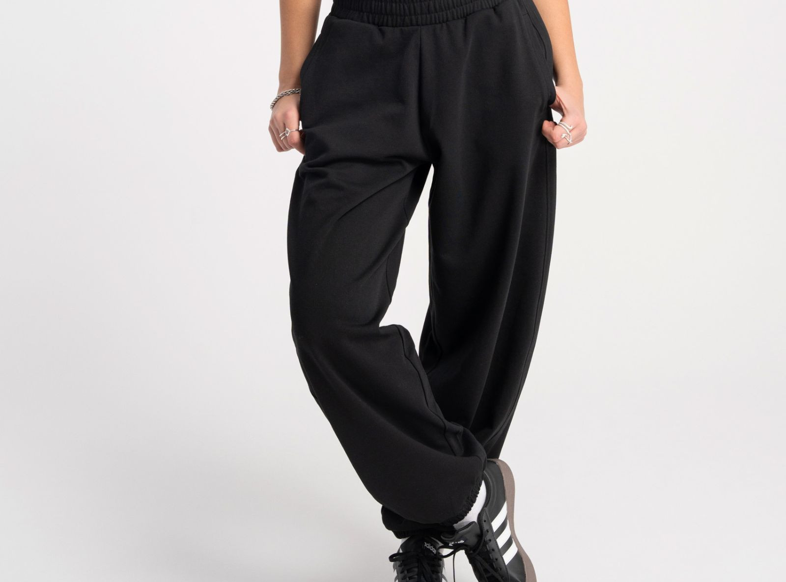 Czarne spodnie dresowe gładkie o kroju BALLOON