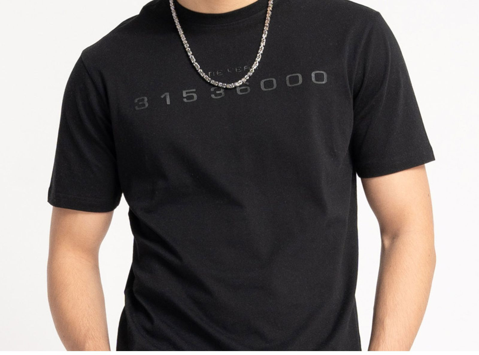 Czarny t-shirt z kontrastowym nadrukiem z przodu