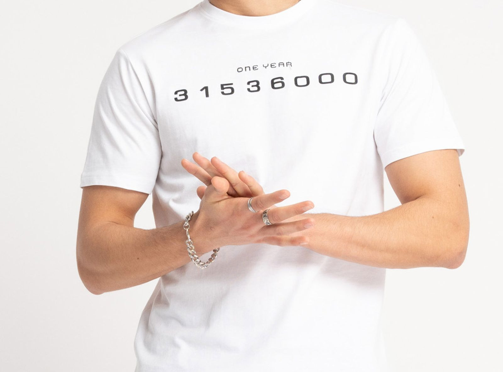 Biały t-shirt z kontrastowym nadrukiem z przodu