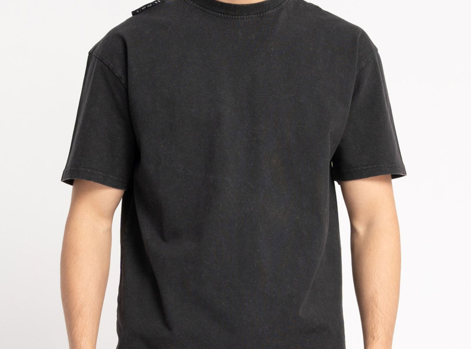 Ciemnoszary t-shirt z efektem sprania i minimalistyczną naszywką
