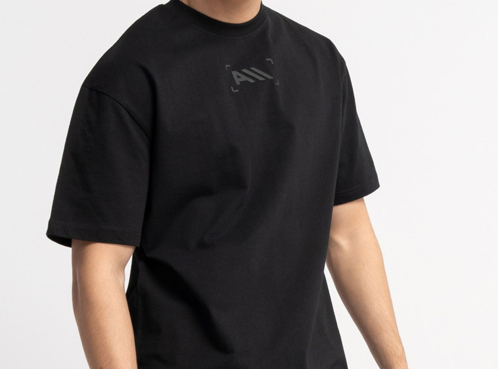 Czarny t-shirt z minimalistycznym nadrukiem pod szyją