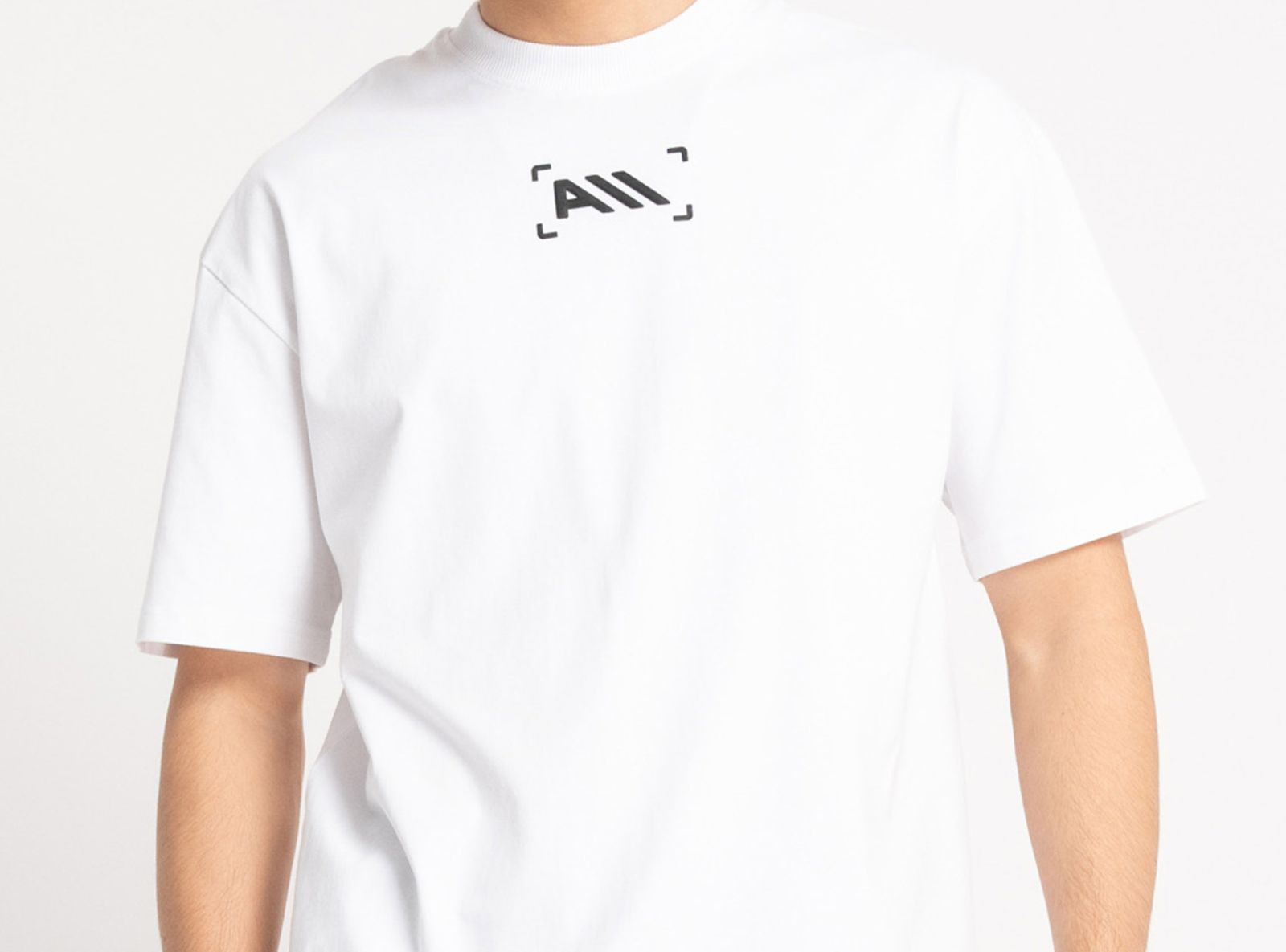 Biały t-shirt z minimalistycznym nadrukiem pod szyją Biały t-shirt z minimalistycznym nadrukiem pod szyją