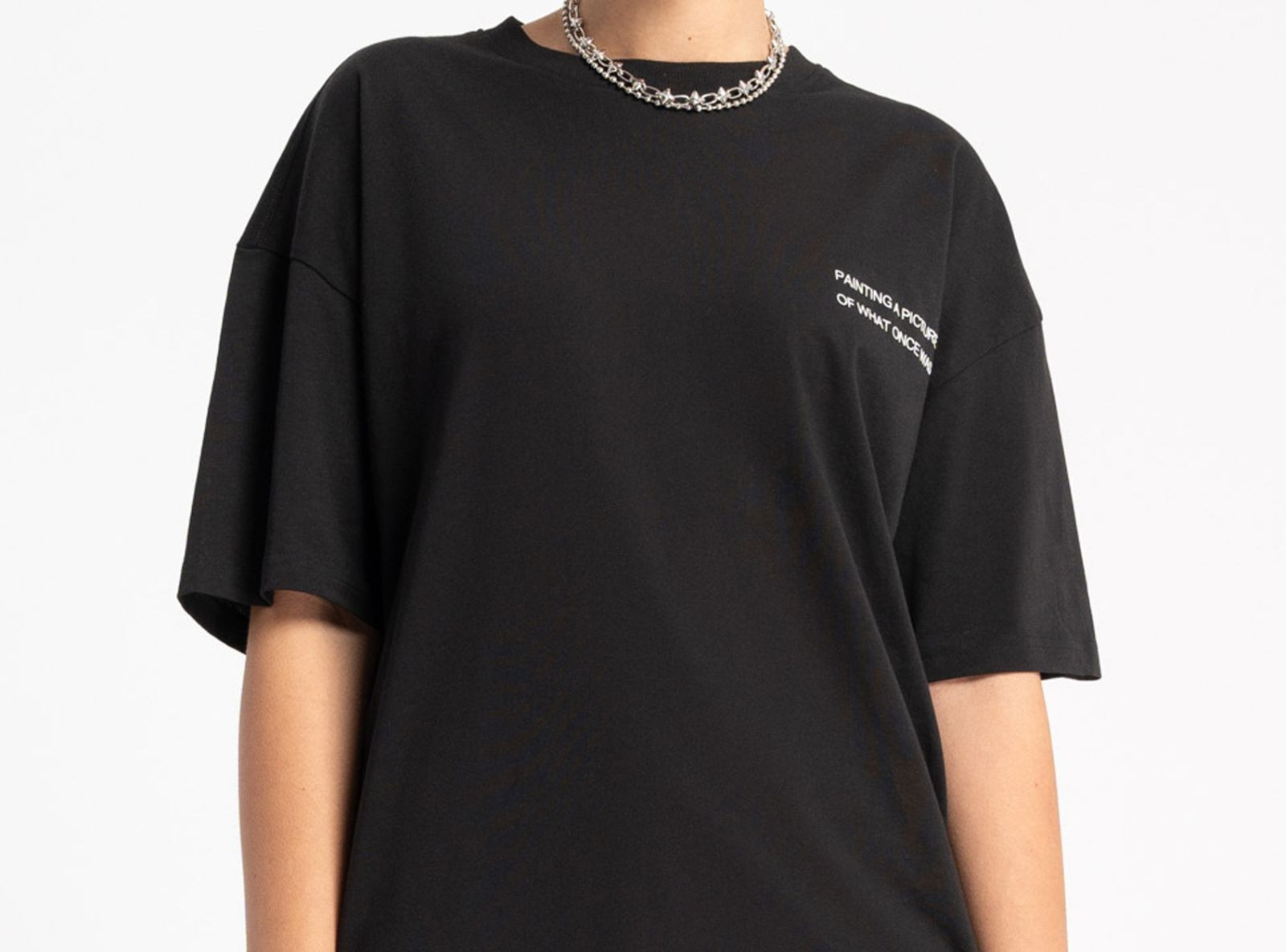 Czarny t-shirt z autorską grafiką w kontrastowym kolorze z tyłu