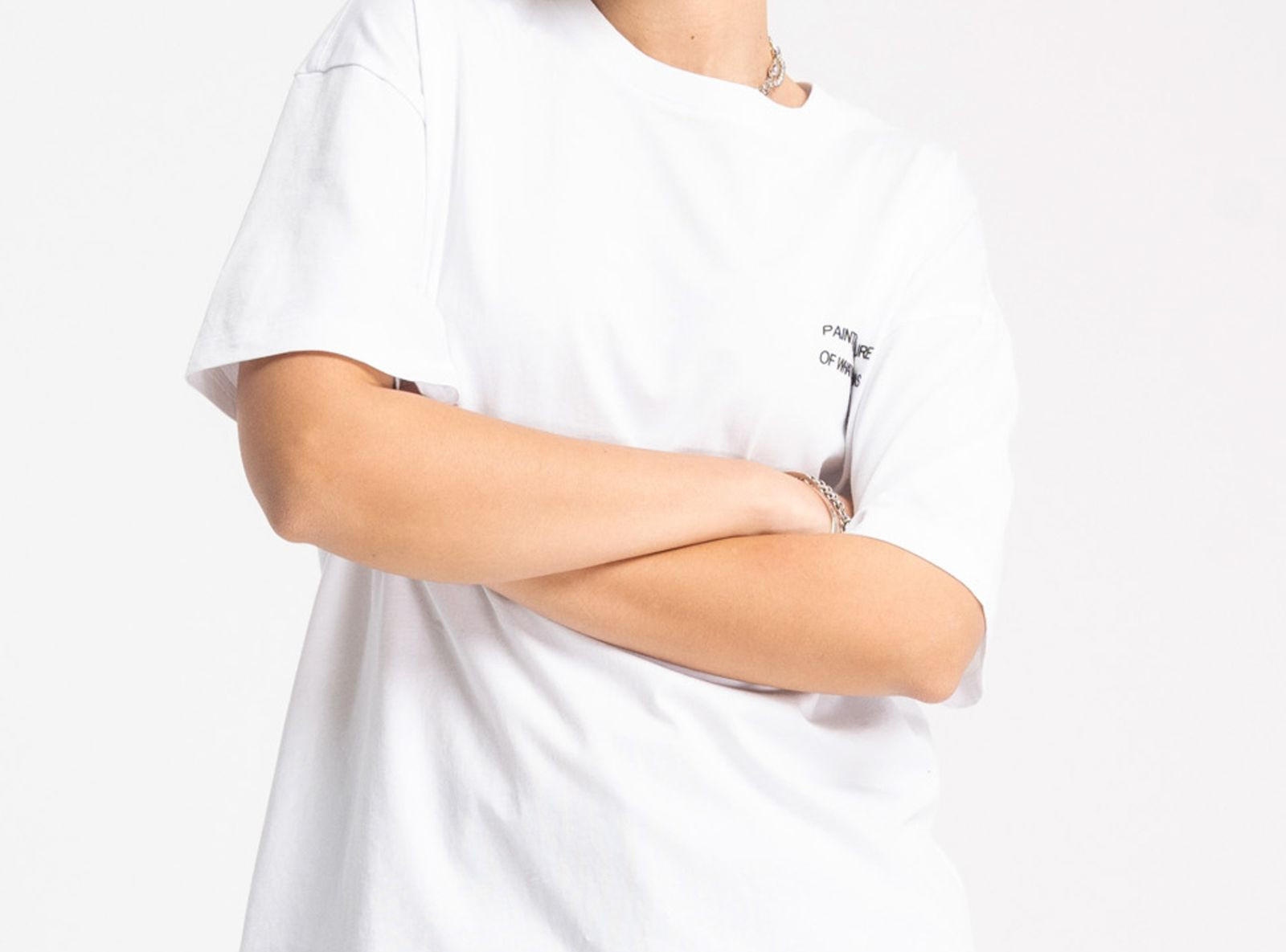 Biały t-shirt z autorską grafiką w kontrastowym kolorze z tyłu