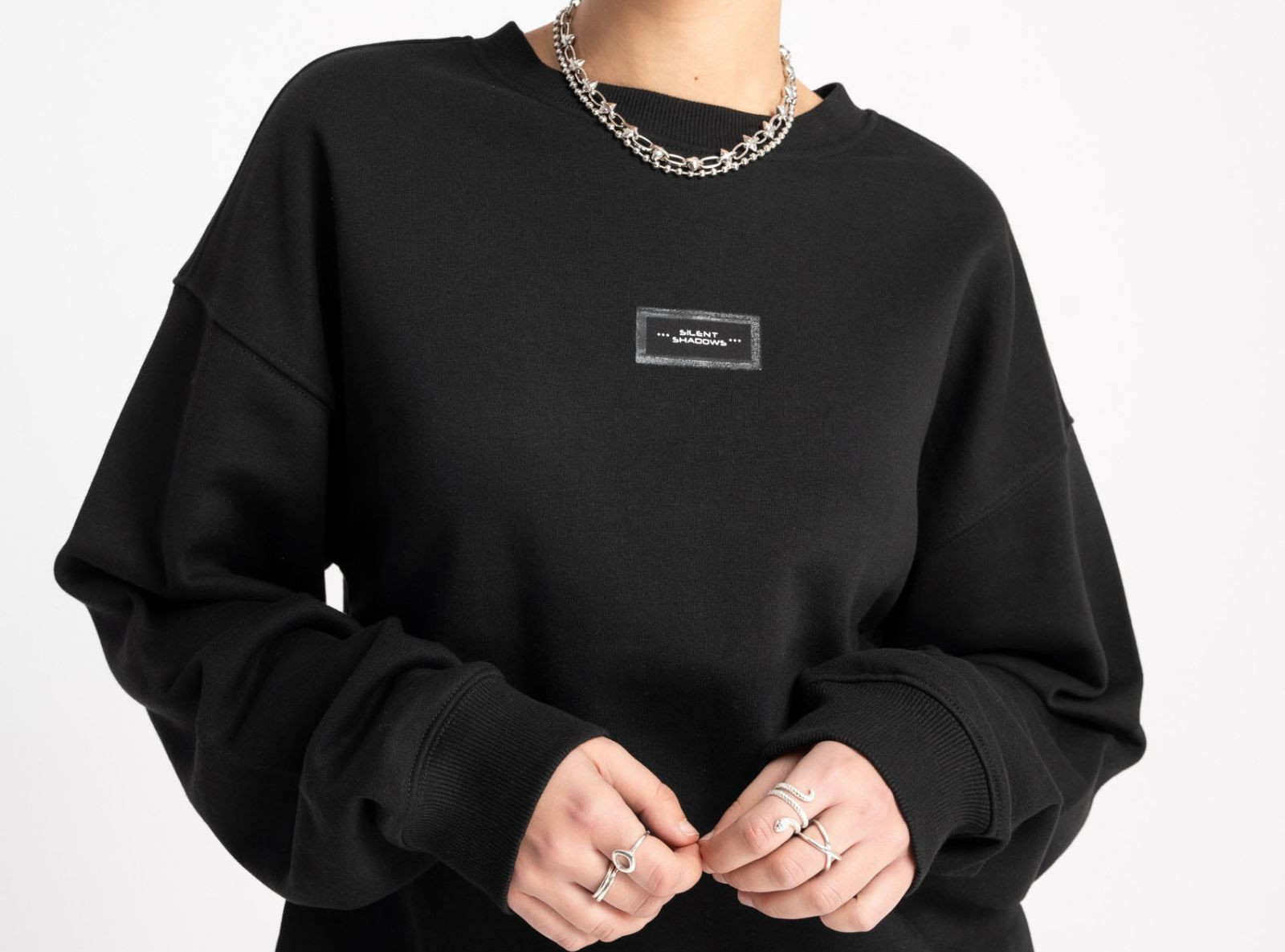 Czarna bluza bez kaptura z minimalistyczną naszywką z przodu