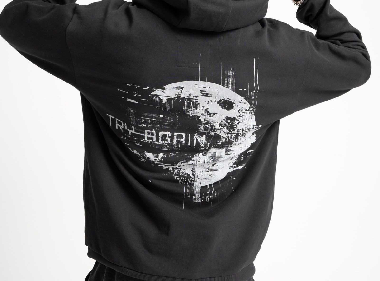 Czarna bluza REGULAR z kapturem z autorską grafiką z tyłu