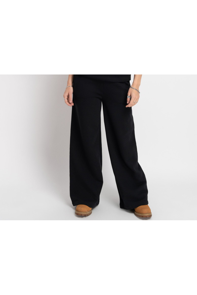 Czarne spodnie dresowe z szerokimi nogawkami i minimalistyczną aplikacją, czarny