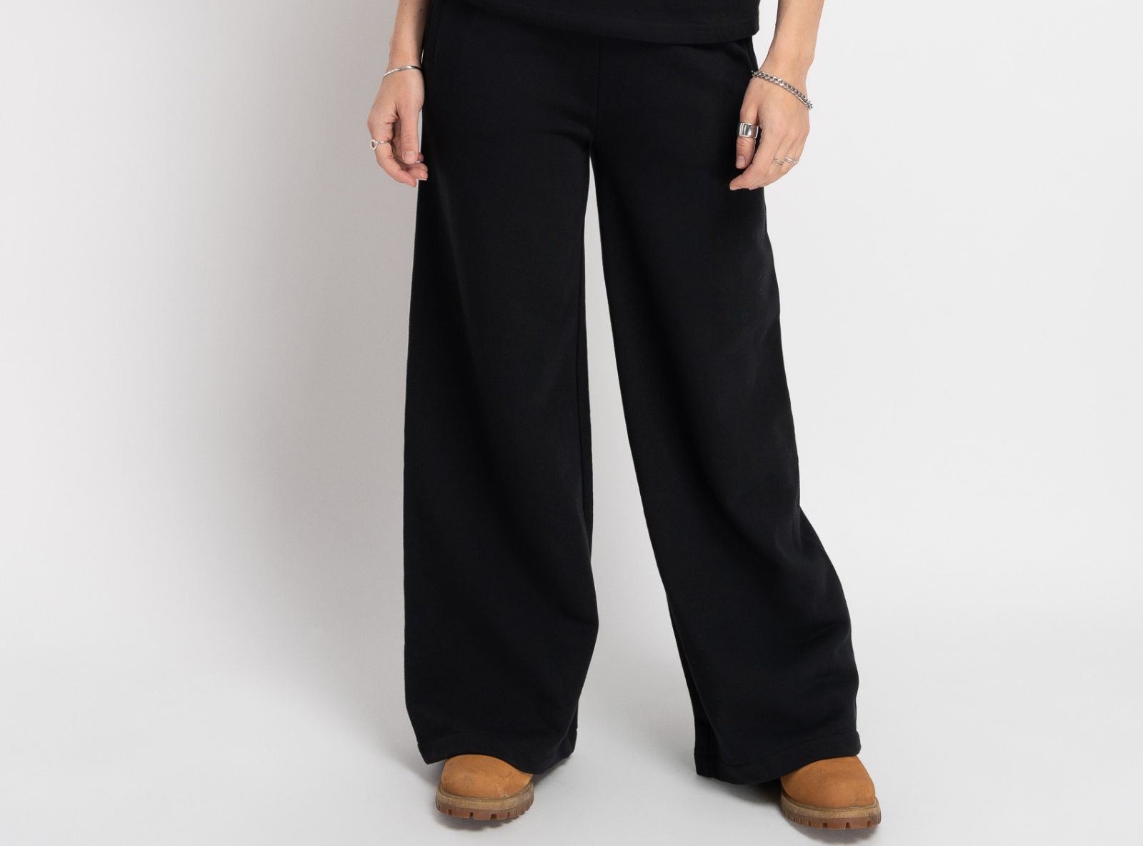 Czarne spodnie dresowe WIDE LEG z minimalistyczną aplikacją