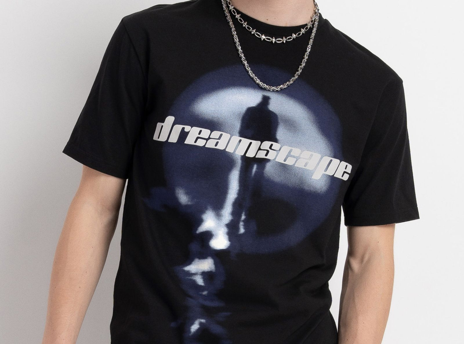 Czarny t-shirt z autorską grafiką z przodu