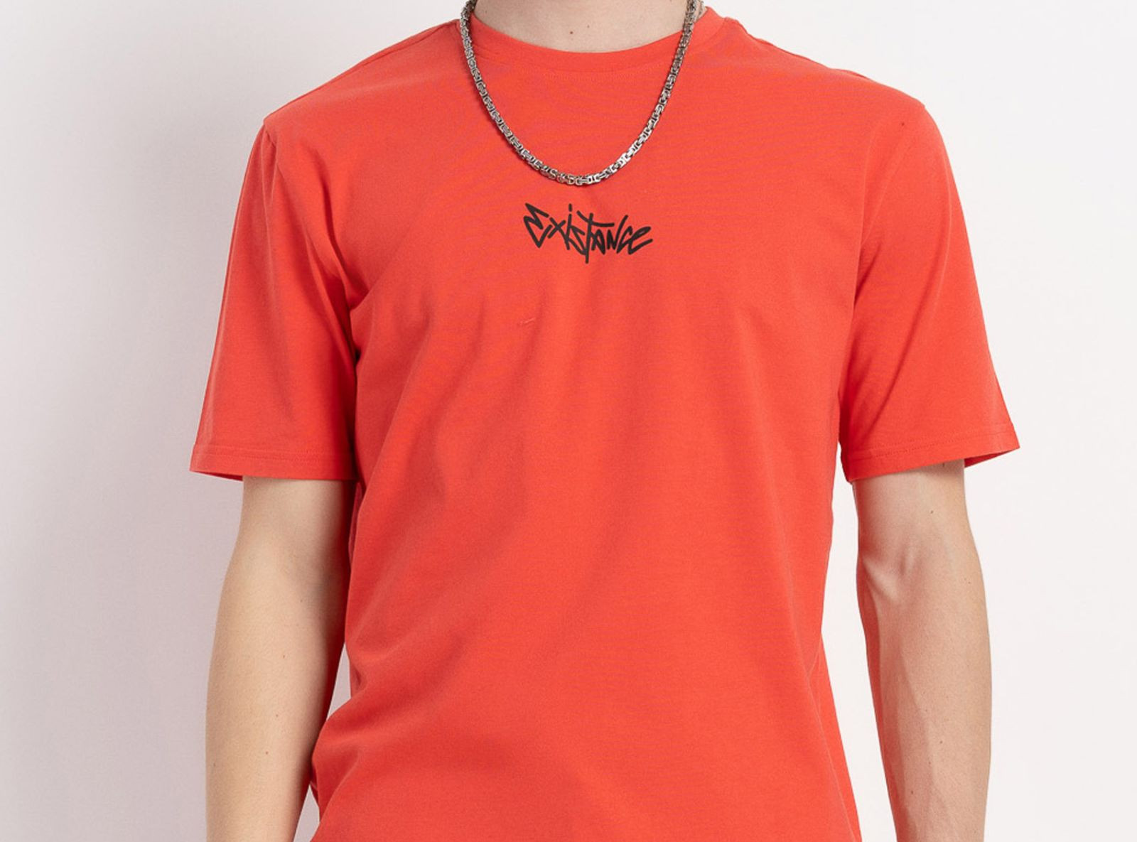 Czerwony t-shirt z napisem z przodu Czerwony t-shirt z napisem z przodu