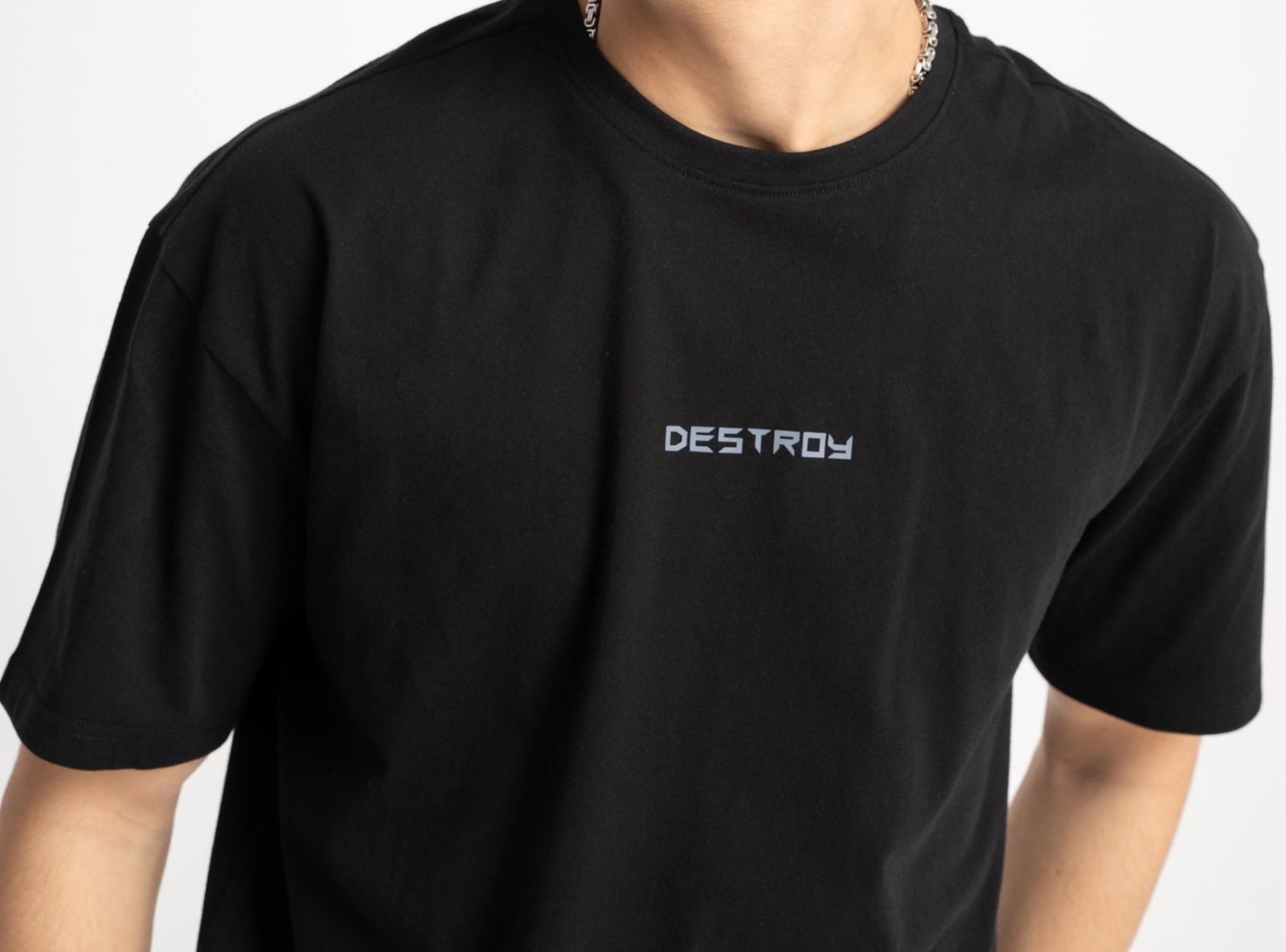 Czarny t-shirt z autorską grafiką na plecach