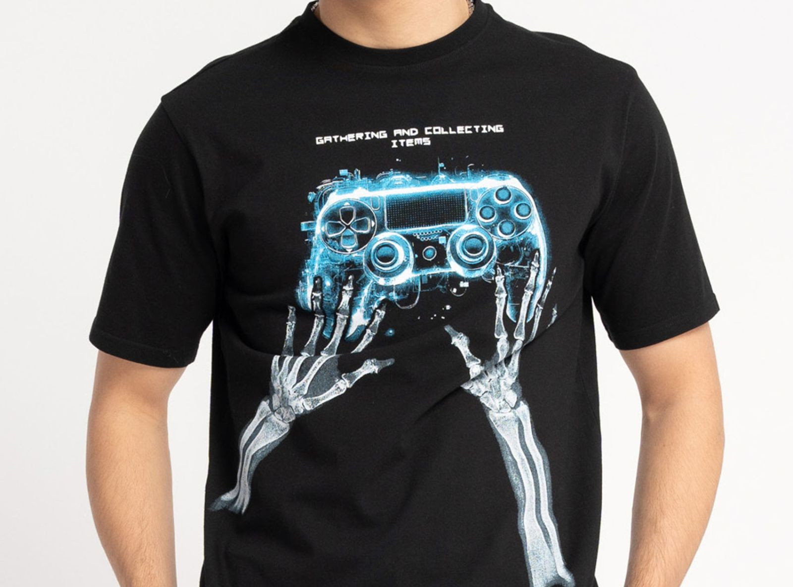 Czarny t-shirt z autorską grafiką z przodu