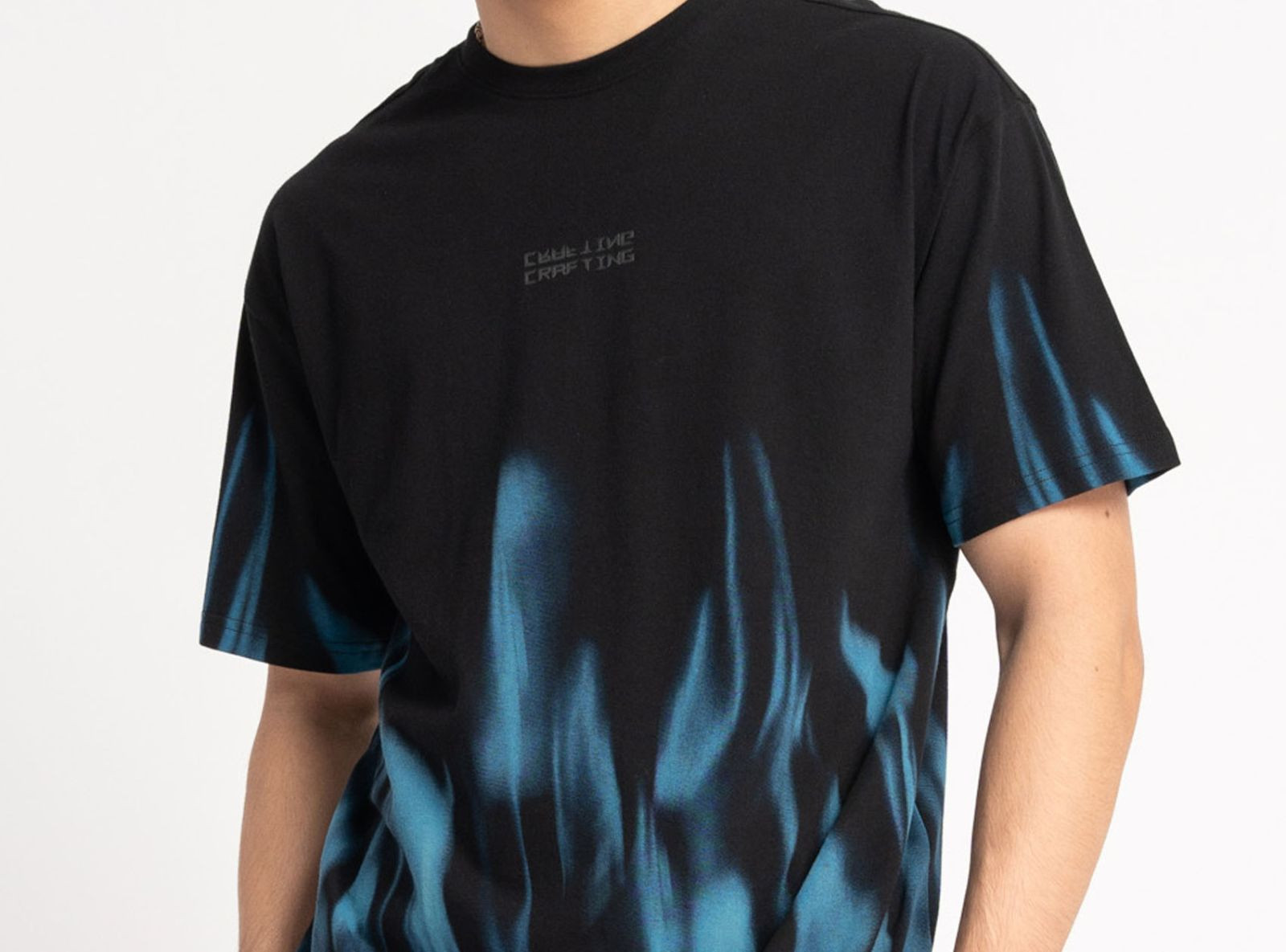 Czarny t-shirt z nadrukiem na całości w kontrastowym kolorze