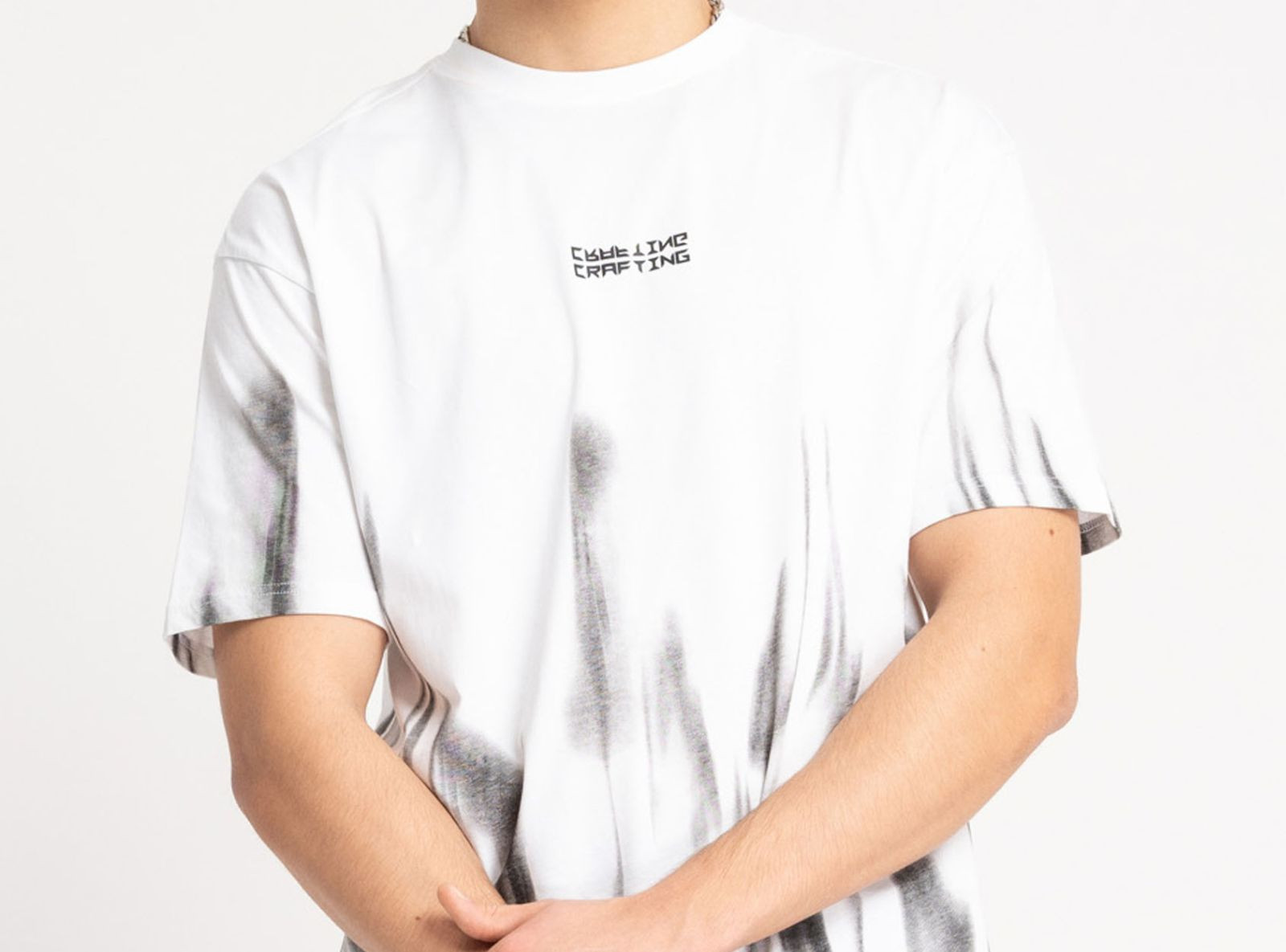 Biały t-shirt z nadrukiem na całości w kontrastowym kolorze