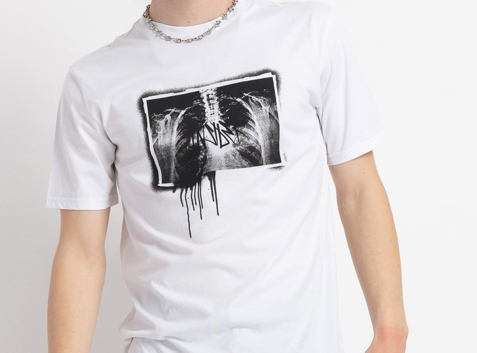Biały t-shirt z autorską grafiką z przodu