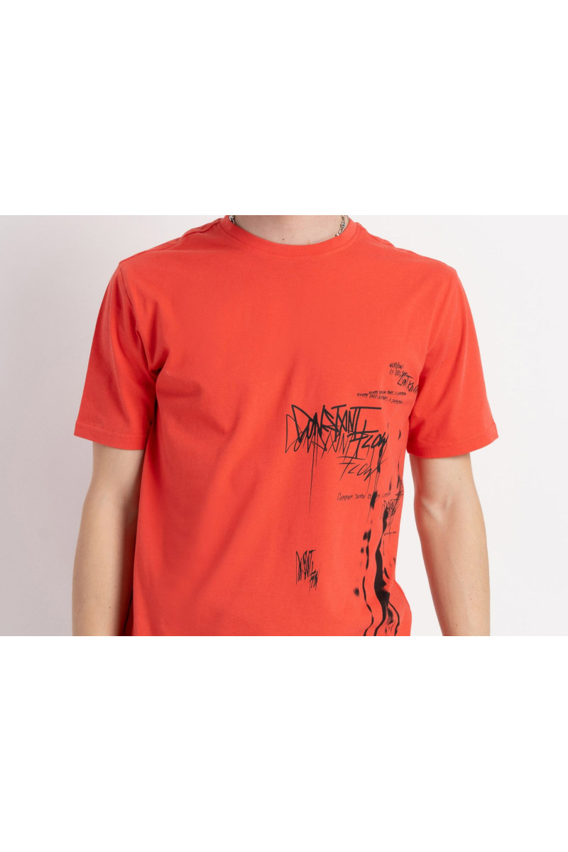 Czerwony t-shirt z autorską grafiką z przodu, czerwony