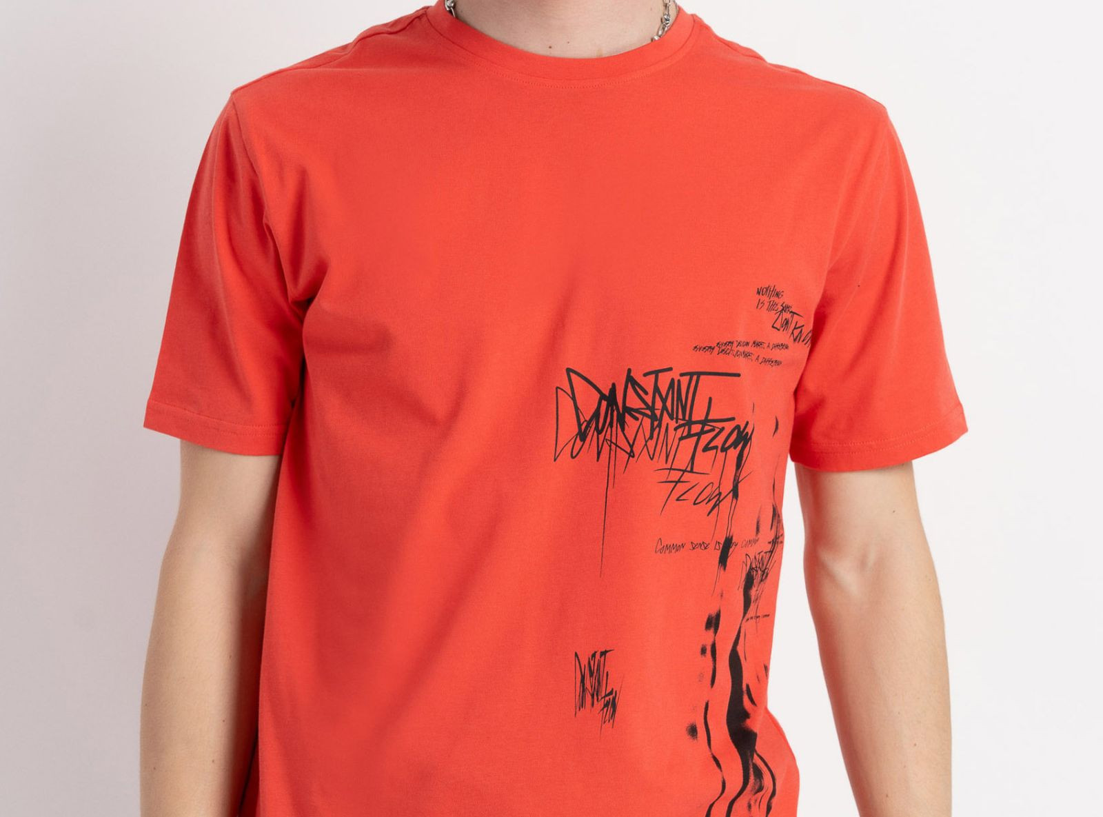 Czerwony t-shirt z autorską grafiką z przodu Czerwony t-shirt z autorską grafiką z przodu